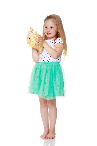 Bambina con conchiglia — Foto Stock