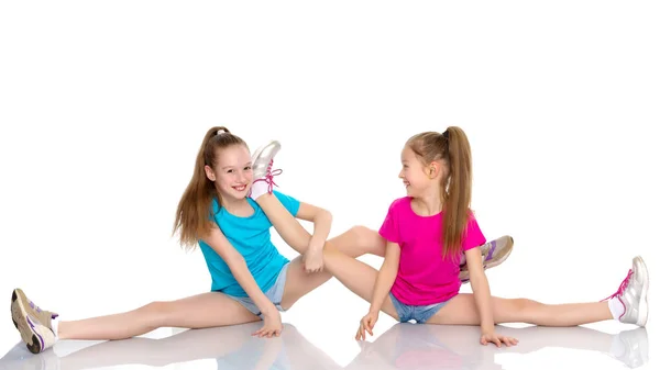 Girls gymnasts perform exercises on twine. — Stock Photo, Image