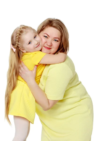 Mãe e filha mais o tamanho do modelo, gentilmente embra — Fotografia de Stock