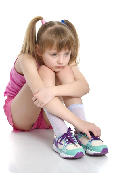 Ragazza ginnasta si siede sul pavimento e piange — Foto Stock