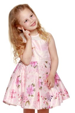 Küçük kız parmağıyla işaret ediyor