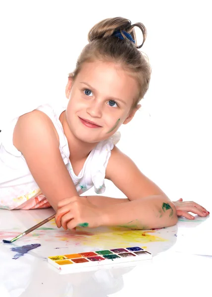 一个小女孩用油漆和刷子作画. — 图库照片
