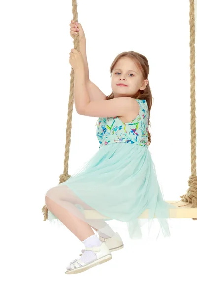 Mała dziewczynka kołysząca się na huśtawce — Zdjęcie stockowe