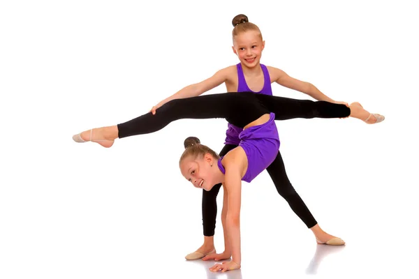 Gymnasts κοριτσιών για την προθέρμανση. — Φωτογραφία Αρχείου