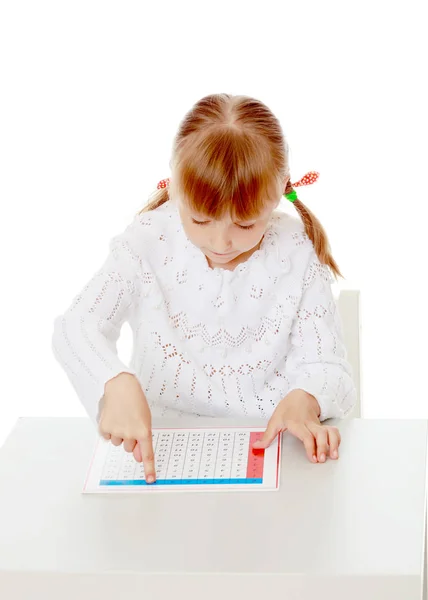 Ein kleines Mädchen lernt Montessori-Sachen. — Stockfoto