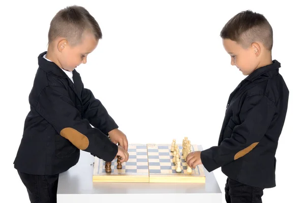 Dwóch małych chłopców grać w szachy. — Zdjęcie stockowe