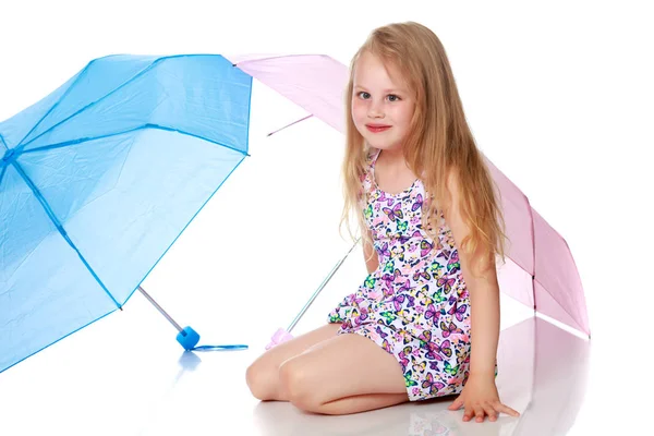 Menina sob um guarda-chuva . — Fotografia de Stock