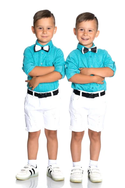 Два маленьких мальчика в полном росте . — стоковое фото