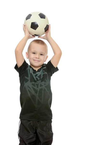 Der kleine Junge mit dem Ball in der Hand — Stockfoto