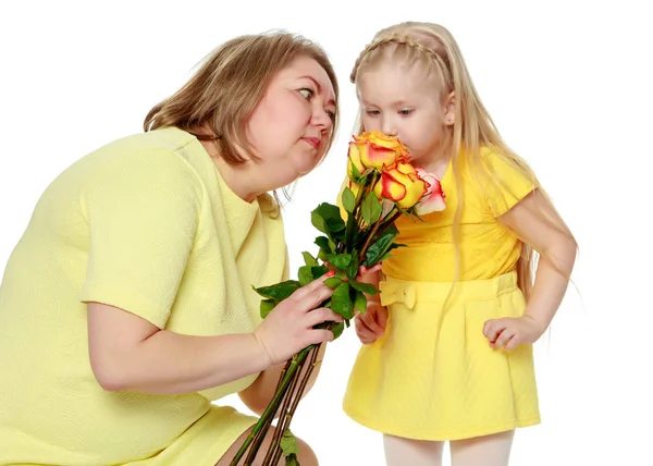 Maman et petite fille plus la taille du modèle, avec un bouqu — Photo