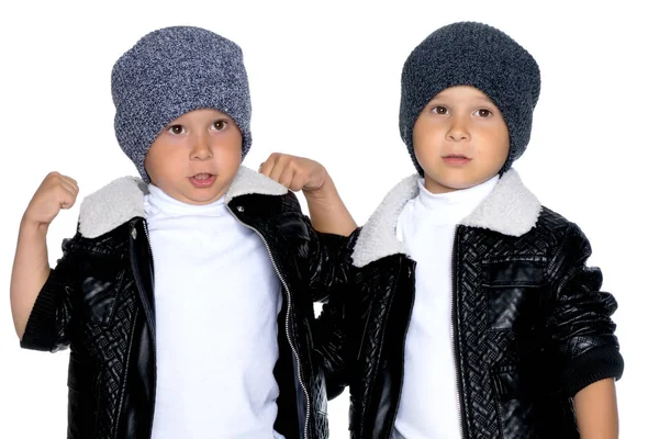 Dois meninos em casacos pretos e chapéus . — Fotografia de Stock