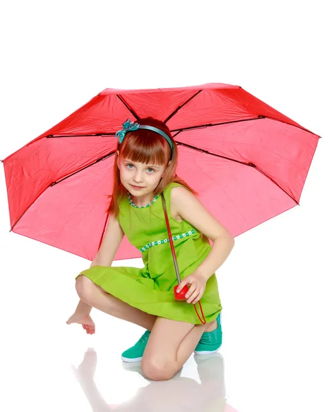 Το κορίτσι κλείσει από τον ήλιο και τη βροχή με μια κόκκινη ομπρέλα. — Φωτογραφία Αρχείου