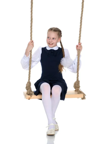Petite fille balançant sur une balançoire — Photo
