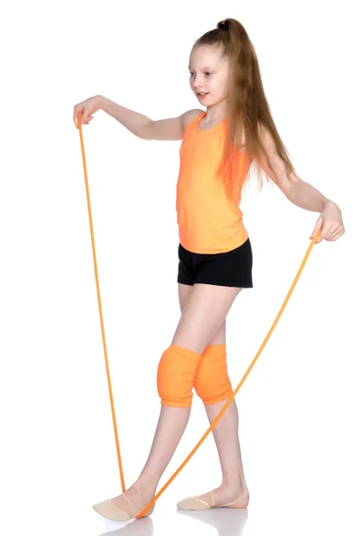 Bir kız jimnastikçi atlama halatıyla egzersiz yapıyor.. — Stok fotoğraf