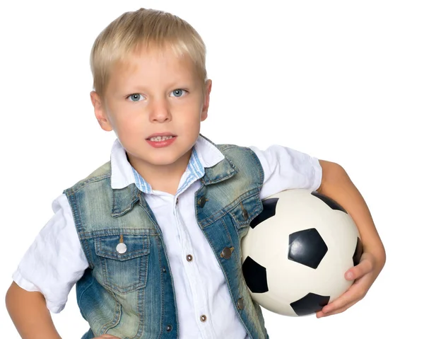 En liten pojke leker med en boll. — Stockfoto