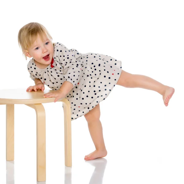 Маленькая девочка сидит на стуле — стоковое фото