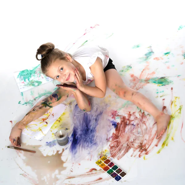Uma menina desenha pinturas em seu corpo — Fotografia de Stock