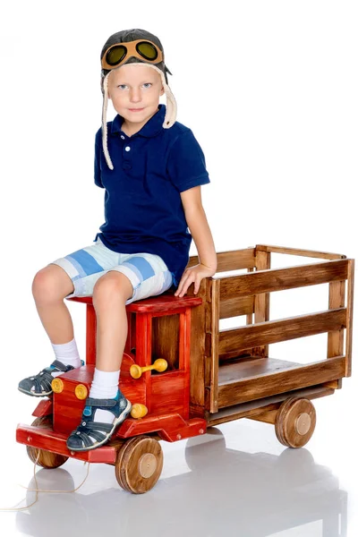 Un petit garçon joue avec une voiture jouet. — Photo