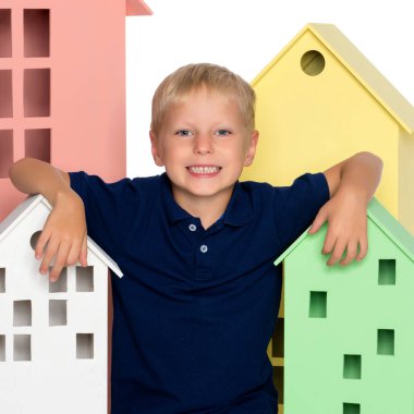 Küçük bir çocuk ile renkli evler oynuyor.