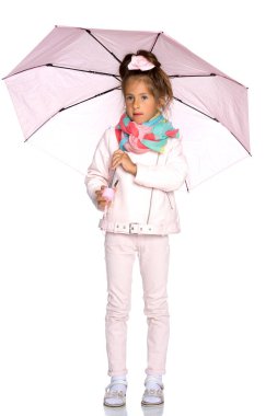küçük kız şemsiye altında.