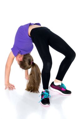 Küçük jimnastikçi bir köprü gerçekleştirir.