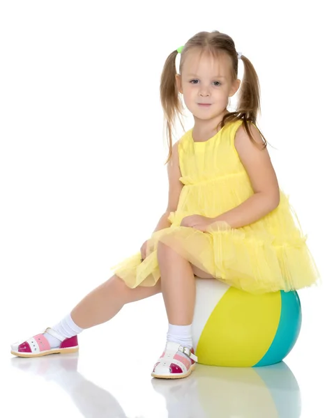 Little girl is playing with a ball — Stock Photo, Image