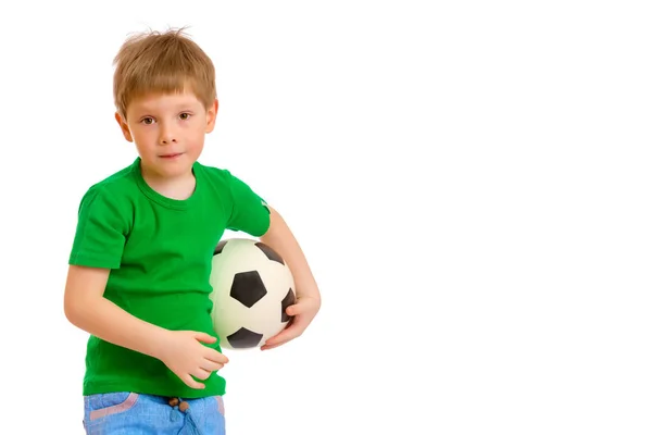 Menino está jogando com uma bola de futebol . — Fotografia de Stock