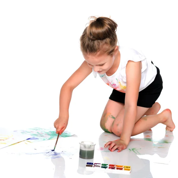 Una niña dibuja pinturas en su cuerpo —  Fotos de Stock