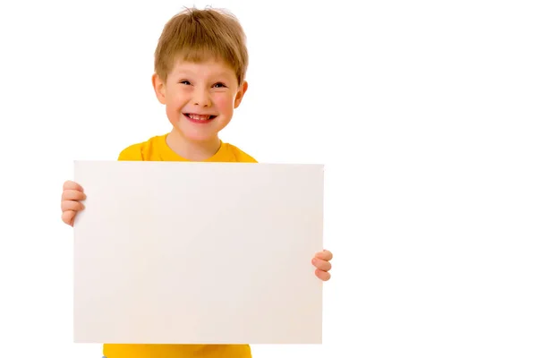 Un niño pequeño está mirando detrás de una pancarta vacía . —  Fotos de Stock