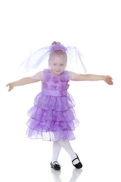 Маленькая девочка в фиолетовом платье . — стоковое фото