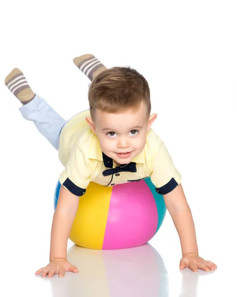 Un bambino sta giocando con una palla . — Foto Stock
