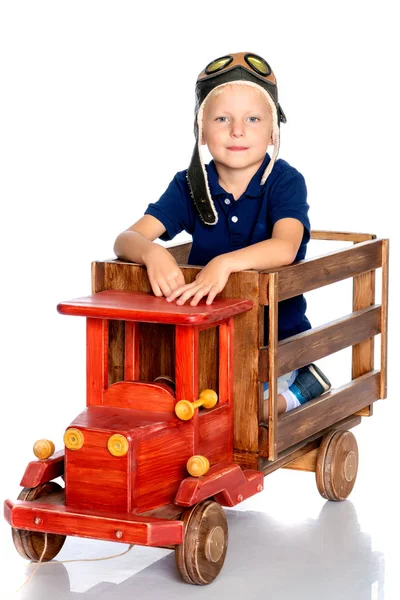 Mały chłopiec bawi się zabawkowym samochodem.. — Zdjęcie stockowe