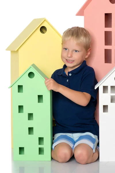 一个小男孩玩色彩缤纷的房子. — 图库照片