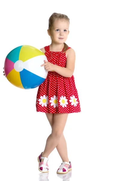 Маленькая девочка играет с мячом Лицензионные Стоковые Изображения