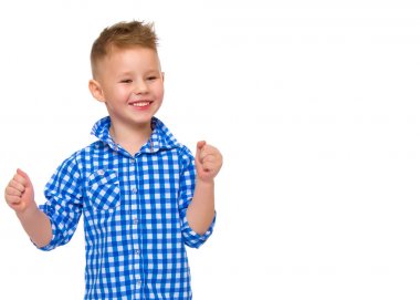 Yakışıklı küçük çocuk gülüyor.