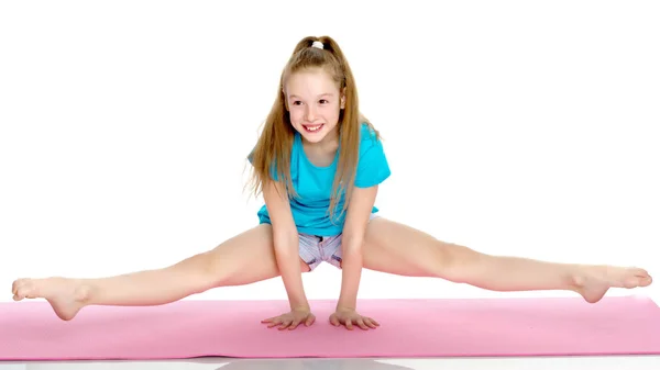 Gymnastka dívka provádí stojka. — Stock fotografie
