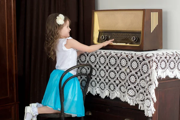 Niña escucha la vieja radio . —  Fotos de Stock