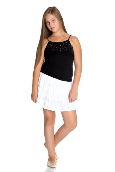 Nastoletnie dziewczyny w krótkiej spódnicy biały i czarny T-shirt. — Zdjęcie stockowe
