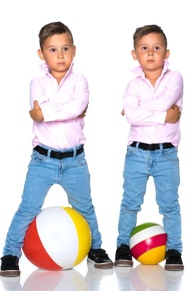 Dois meninos pequenos em pleno crescimento . — Fotografia de Stock