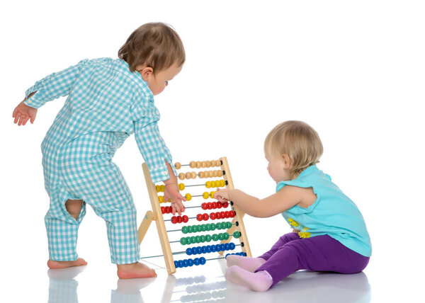 Мальчик и девочка считаются
.