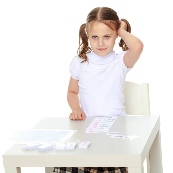 Ein kleines Mädchen lernt Montessori-Sachen. — Stockfoto