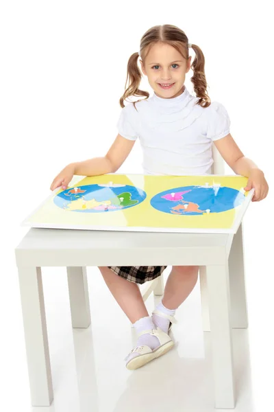 A little girl is studying Montessori stuff. — Stock Photo, Image