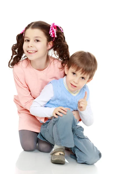 Chica y niño posando para la cámara . —  Fotos de Stock
