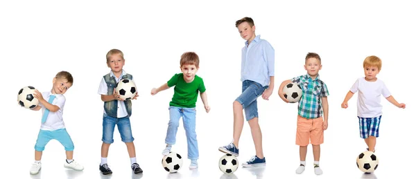 Um grande grupo de meninos com bolas de futebol . — Fotografia de Stock