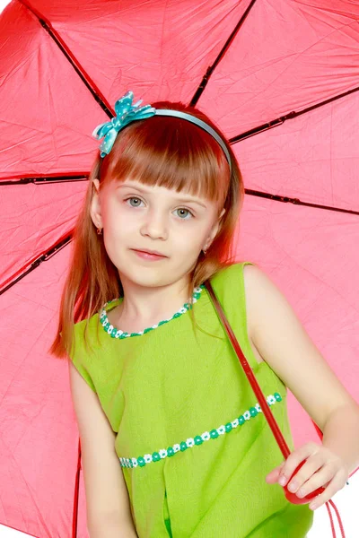 La ragazza chiusa dal sole e dalla pioggia sotto un ombrello rosso . — Foto Stock