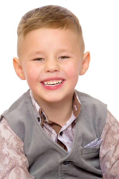 A kisfiú mosolyog. Portré. — Stock Fotó