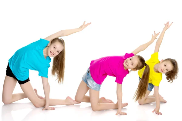 A group of girls gymnasts perform exercises. — Stock Photo, Image