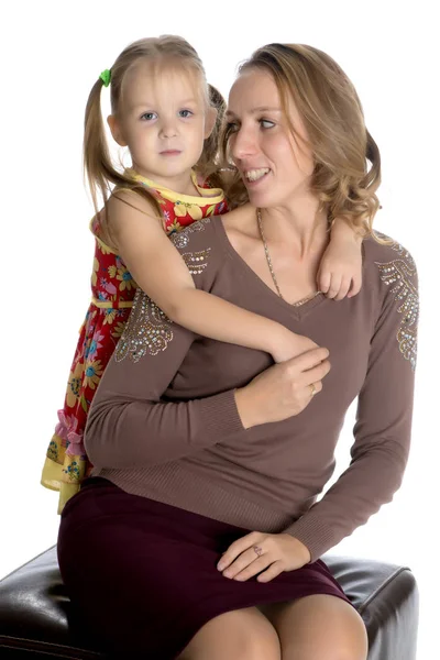Anya és kis lánya gyengéden ölelés — Stock Fotó