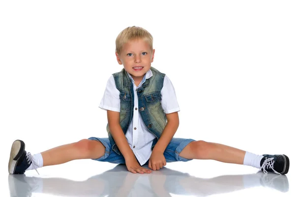 Kleiner Junge sitzt auf dem Boden — Stockfoto