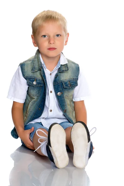 Kleiner Junge sitzt auf dem Boden — Stockfoto